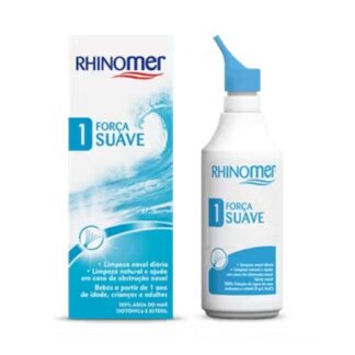 Rhinomer Força Suave 1 Spray Nasal 135ml Descrição do Produto: O Rhinomer Força Suave 1 Spray Nasal 135ml é um spray nasal natural à base de água do mar, especialmente formulado para a limpeza suave das fossas nasais. Ideal para a higiene diária, este spray ajuda a remover secreções, aliviar a obstrução nasal e hidratar as vias respiratórias, mantendo o conforto e a saúde da mucosa nasal. Rhinomer é composto por água do mar 100% natural e esterilizada, com um teor de cloreto de sódio ajustado para ser compatível com a mucosa nasal, mantendo todos os minerais e oligoelementos benéficos presentes na água do mar. O Rhinomer Força Suave 1 Spray Nasal 135ml oferece uma força de jato suave, adequada para bebés a partir de 1 ano, crianças e adultos, proporcionando uma limpeza eficaz sem causar desconforto. Este spray é uma opção segura e natural, sem conservantes nem gás propulsor, ideal para utilização frequente tanto na higiene diária como no alívio de sintomas nasais relacionados com constipações, alergias ou secura nasal. Como Usar: Para Higiene e Prevenção: 1 a 2 vezes por dia. Para Sintomas Nasais: 4 a 6 vezes por dia. Instruções de Uso: Em adultos e crianças: Incline a cabeça para um lado, insira o aplicador na narina superior e pressione durante 1 a 2 segundos. Deixe a solução atuar e depois assoe o nariz. Em bebés a partir de 1 ano: Faça a higiene nasal antes da alimentação, com o bebé deitado de costas numa cama ligeiramente inclinada (30º) e a cabeça virada para um lado. Introduza o aplicador na narina superior e pressione durante 1 a 2 segundos. Limpe o nariz do bebé ou use um aspirador nasal como o Rhinomer Baby Narhinel. Lave o aplicador com água quente após cada utilização e seque-o adequadamente. Composição: 100% solução natural de água do mar isotónica (equivalente a 9 g/L de NaCl). Sem conservantes nem gás propulsor. Indicações: Adequado para a higiene diária das fossas nasais. Recomendado para bebés a partir de 1 ano, crianças e adultos. Auxilia na limpeza e desobstrução nasal, bem como na hidratação das fossas nasais. FAQ - Perguntas Frequentes: 1. O que é o Rhinomer Força Suave 1 Spray Nasal 135ml? O Rhinomer Força Suave 1 Spray Nasal 135ml é um spray nasal de água do mar natural, indicado para a limpeza diária e hidratação das vias nasais, especialmente adequado para bebés a partir de 1 ano, crianças e adultos. 2. Como funciona o Rhinomer Força Suave 1 Spray Nasal 135ml? O spray utiliza água do mar isotónica para limpar e hidratar suavemente as fossas nasais, ajudando a remover secreções e aliviar a obstrução nasal de forma natural. 3. Quem pode utilizar o Rhinomer Força Suave 1 Spray Nasal 135ml? Este produto é adequado para bebés a partir de 1 ano, crianças e adultos, sendo seguro para uso diário. 4. Quantas vezes por dia devo usar o Rhinomer Força Suave 1 Spray Nasal 135ml? Para higiene diária, utilize 1 a 2 vezes por dia. Para aliviar sintomas nasais, pode utilizar até 4 a 6 vezes por dia. 5. O Rhinomer Força Suave 1 Spray Nasal 135ml contém conservantes? Não, este produto é 100% natural, sem conservantes nem gás propulsor. Mantenha as vias nasais da sua família limpas e saudáveis com o Rhinomer Força Suave 1 Spray Nasal 135ml – a solução natural para uma respiração mais fácil e confortável!