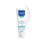 Mustela Stelatopia Creme Emoliente 40ml, com a finalidade de garantir um cuidado emoliente, para o rosto e corpo. Incluindo aliás,  bebés provenientes da neonatologia.