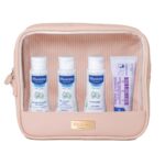 Mustela Indispensáveis de Viagem, com todos os produtos essenciais necessários para a hidratação, proteção e higiene diárias do seu bebé.